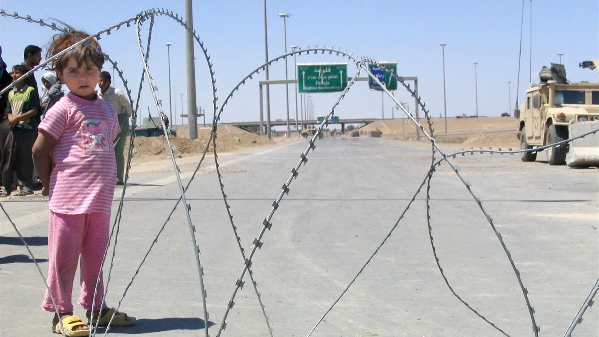 Una niña de Irak junto a un puesto de control en Faluya, en 2004 Una niña de Irak junto a un puesto de control en Faluya, en 2004