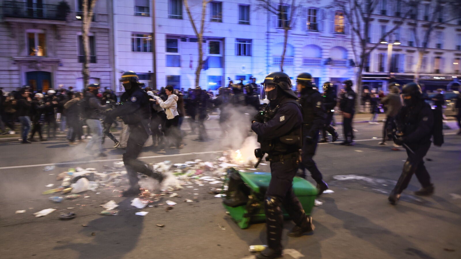 Quinta noche de graves disturbios en Francia después de que Macron salvase in extremis las dos mociones de censura
