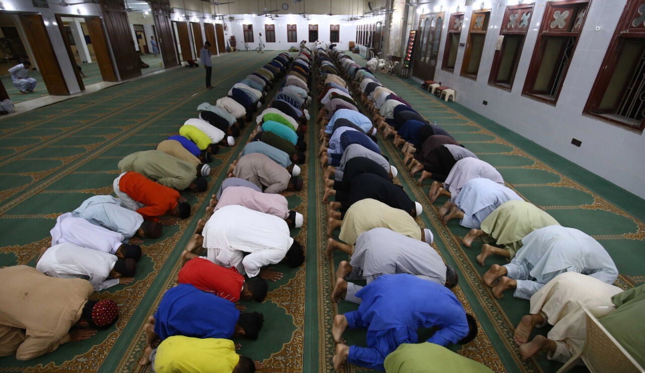 Los musulmanes realizan oraciones nocturnas durante el Ramadán