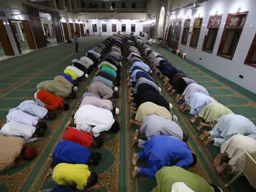 Los musulmanes realizan oraciones nocturnas durante el Ramadán Los musulmanes realizan oraciones nocturnas durante el Ramadán