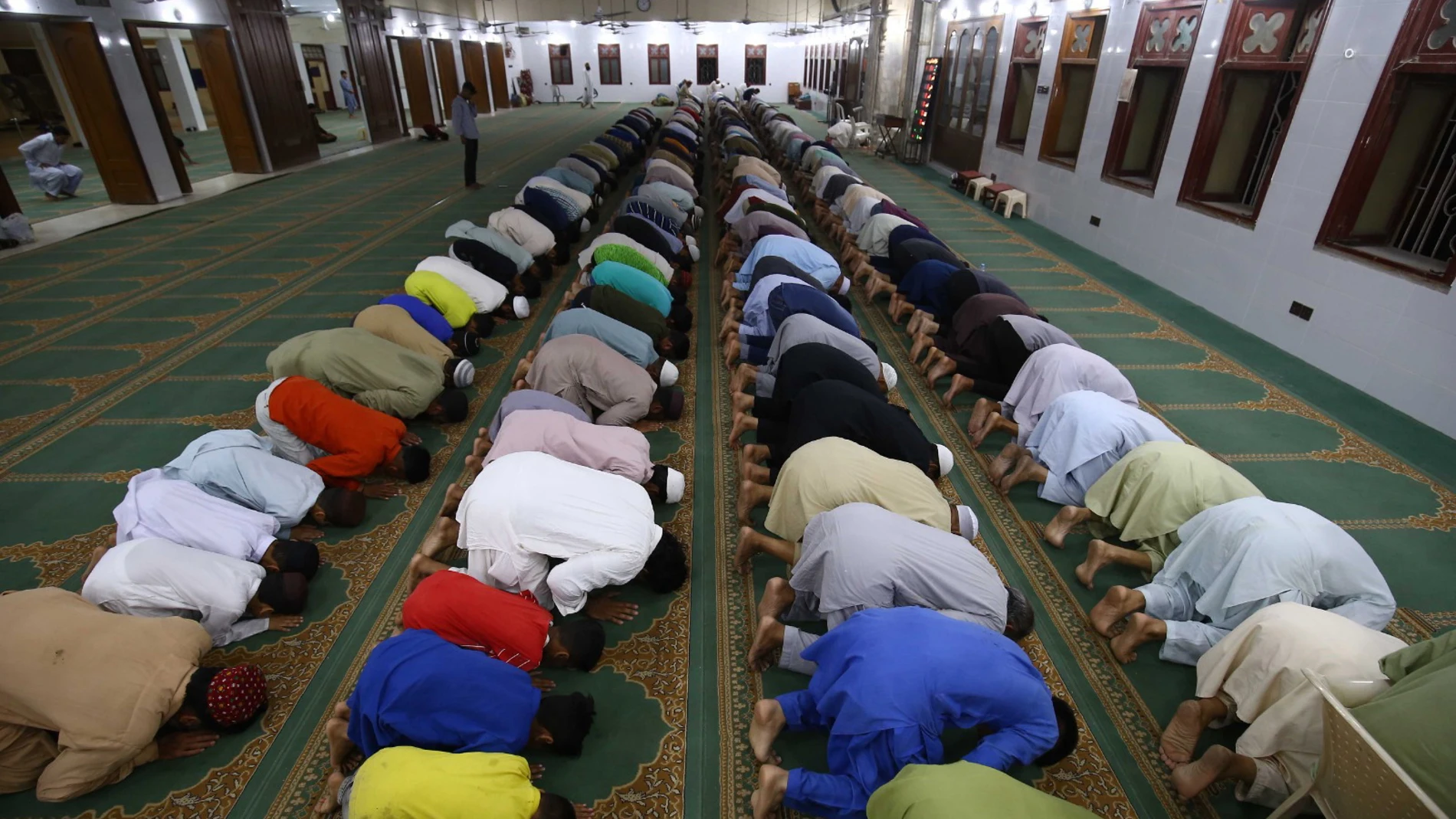 Los musulmanes realizan oraciones nocturnas durante el Ramadán