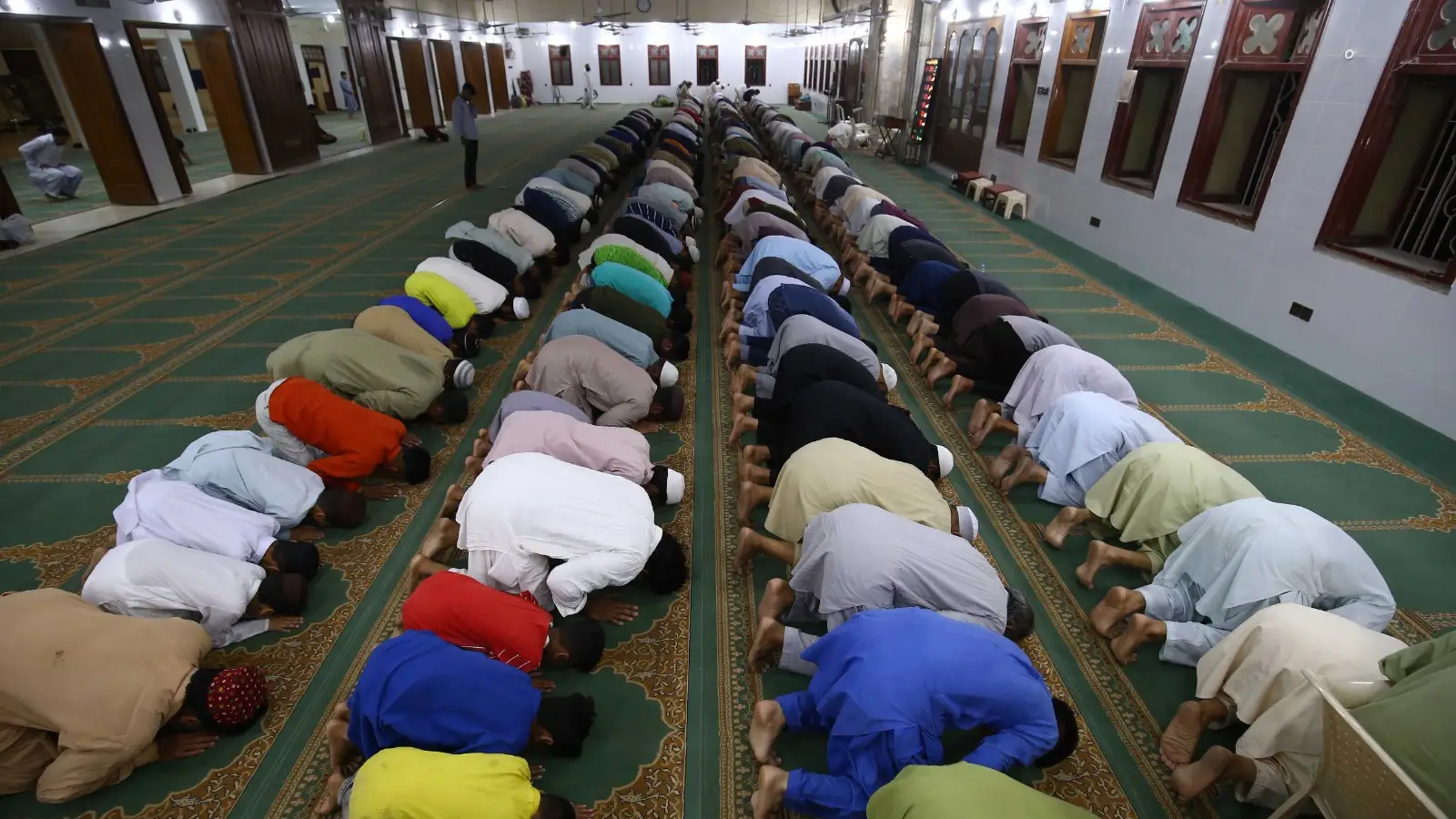 Los musulmanes realizan oraciones nocturnas durante el Ramadán Los musulmanes realizan oraciones nocturnas durante el Ramadán