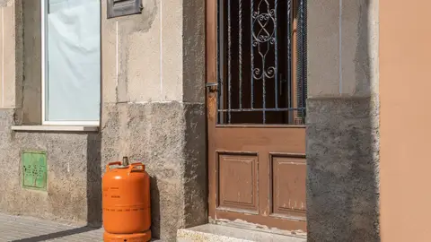 Bombona de butano en la puerta de una casa Bombona de butano en la puerta de una casa
