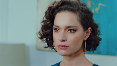 Zehra vuelve a la mansión Argun y da una importante noticia: ¡Se ha casado con Sinan!