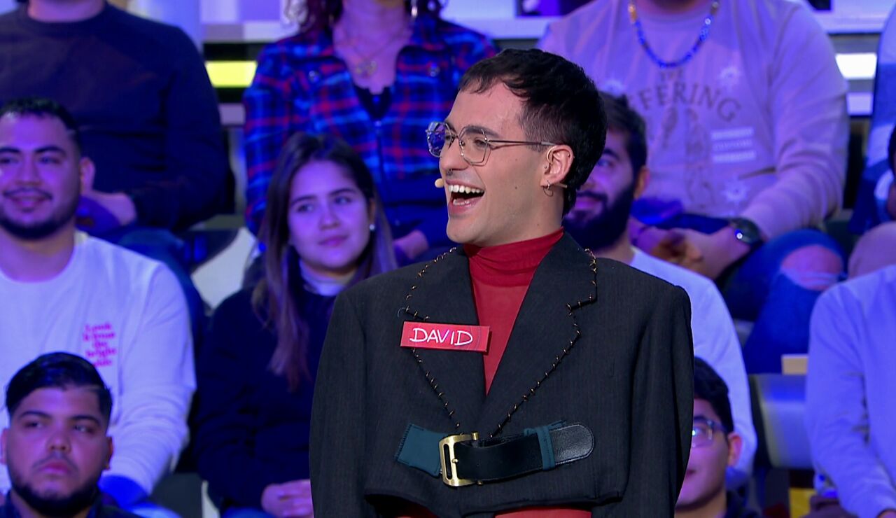 El ‘outfit’ de David de confección propia atrapa las miradas en ‘La ruleta de la suerte’