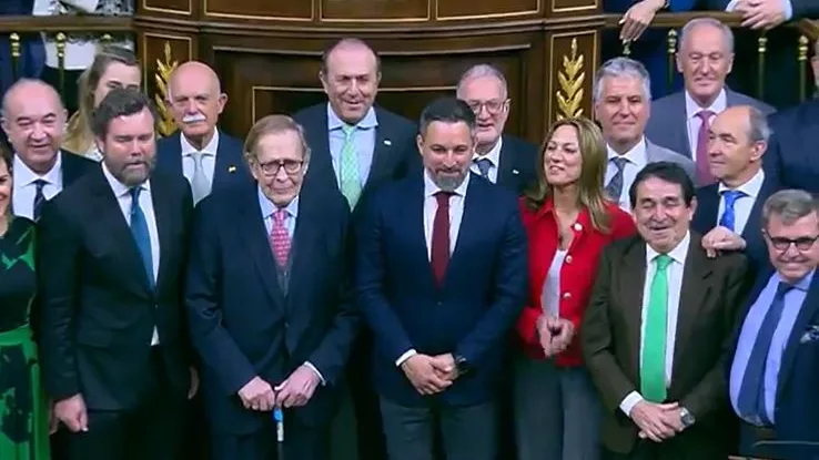 Diputados de Vox con Tamames