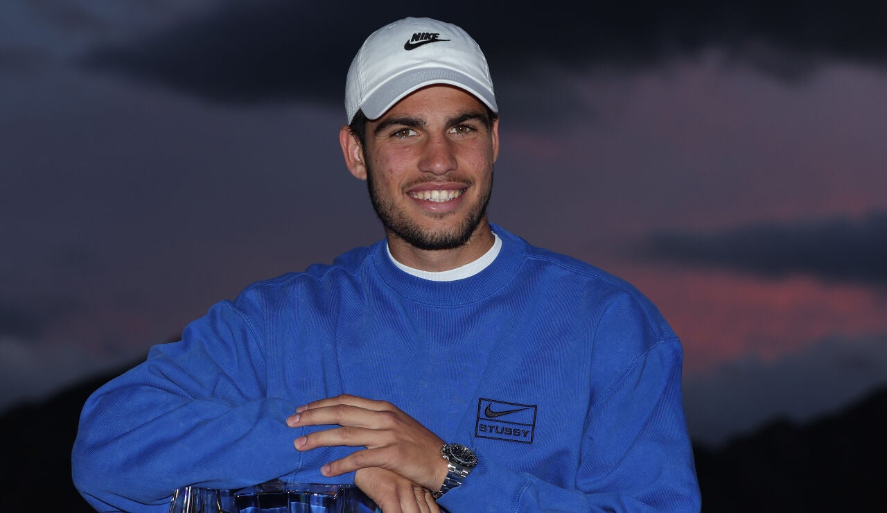 Carlos Alcaraz con el trofeo de Indian Wells