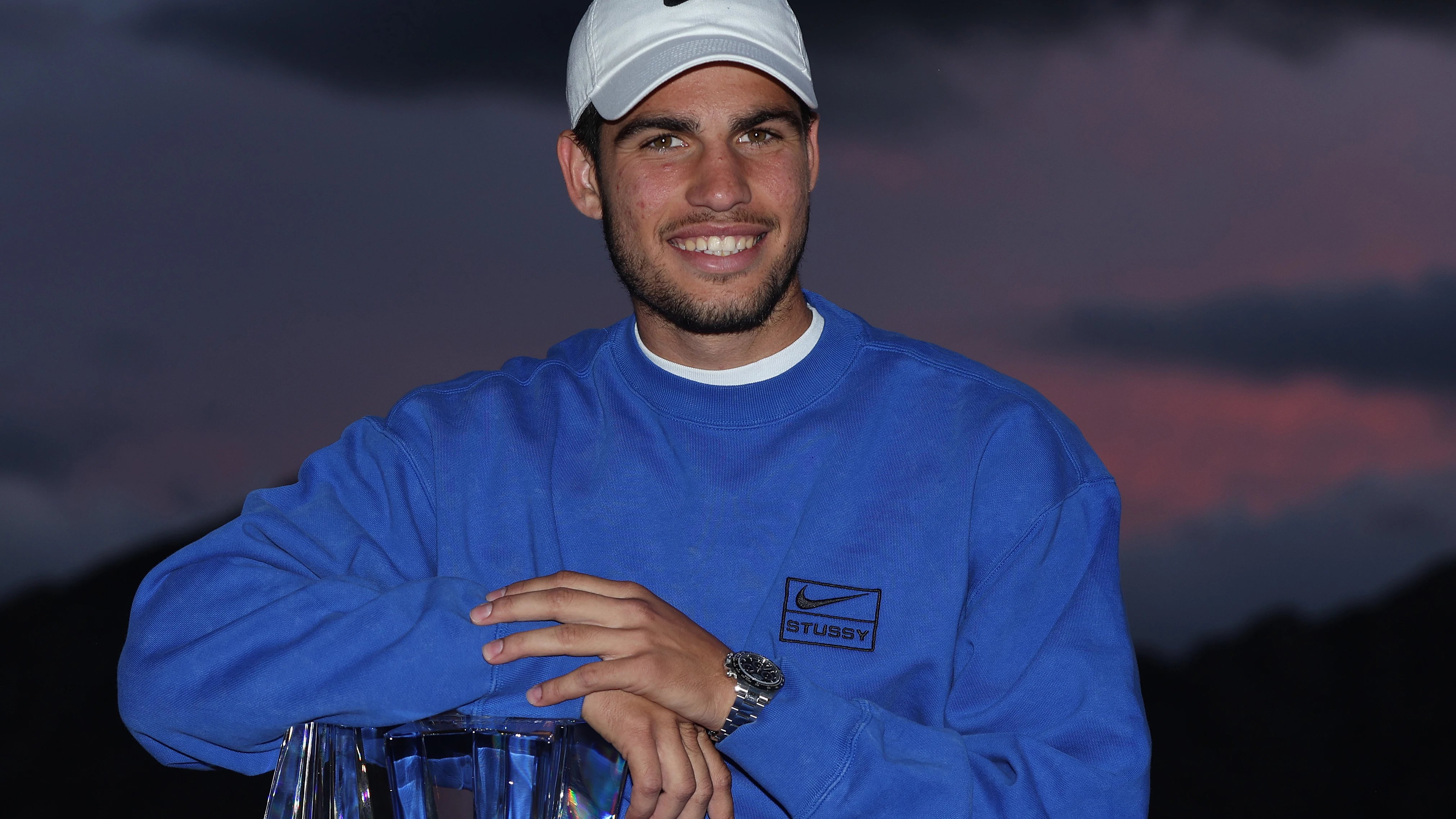 Carlos Alcaraz con el trofeo de Indian Wells