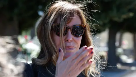 Lara Dibildos, en el entierro de su madre Lara Dibildos, en el entierro de su madre