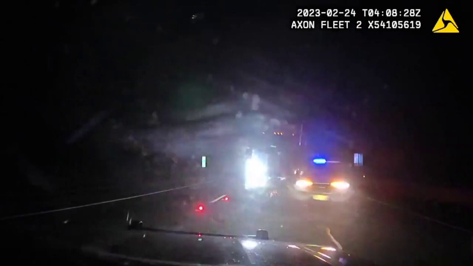 Vídeo: Un camión se lleva por delante varios coches de policía en Estados Unidos