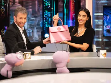 El regalo de Georgina Rodríguez a la mujer de Pablo Motos: “Antes vendía bolsos y ahora los regalo” El regalo de Georgina Rodríguez a la mujer de Pablo Motos: “Antes vendía bolsos y ahora los regalo”