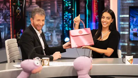 El regalo de Georgina Rodríguez a la mujer de Pablo Motos: “Antes vendía bolsos y ahora los regalo” El regalo de Georgina Rodríguez a la mujer de Pablo Motos: “Antes vendía bolsos y ahora los regalo”