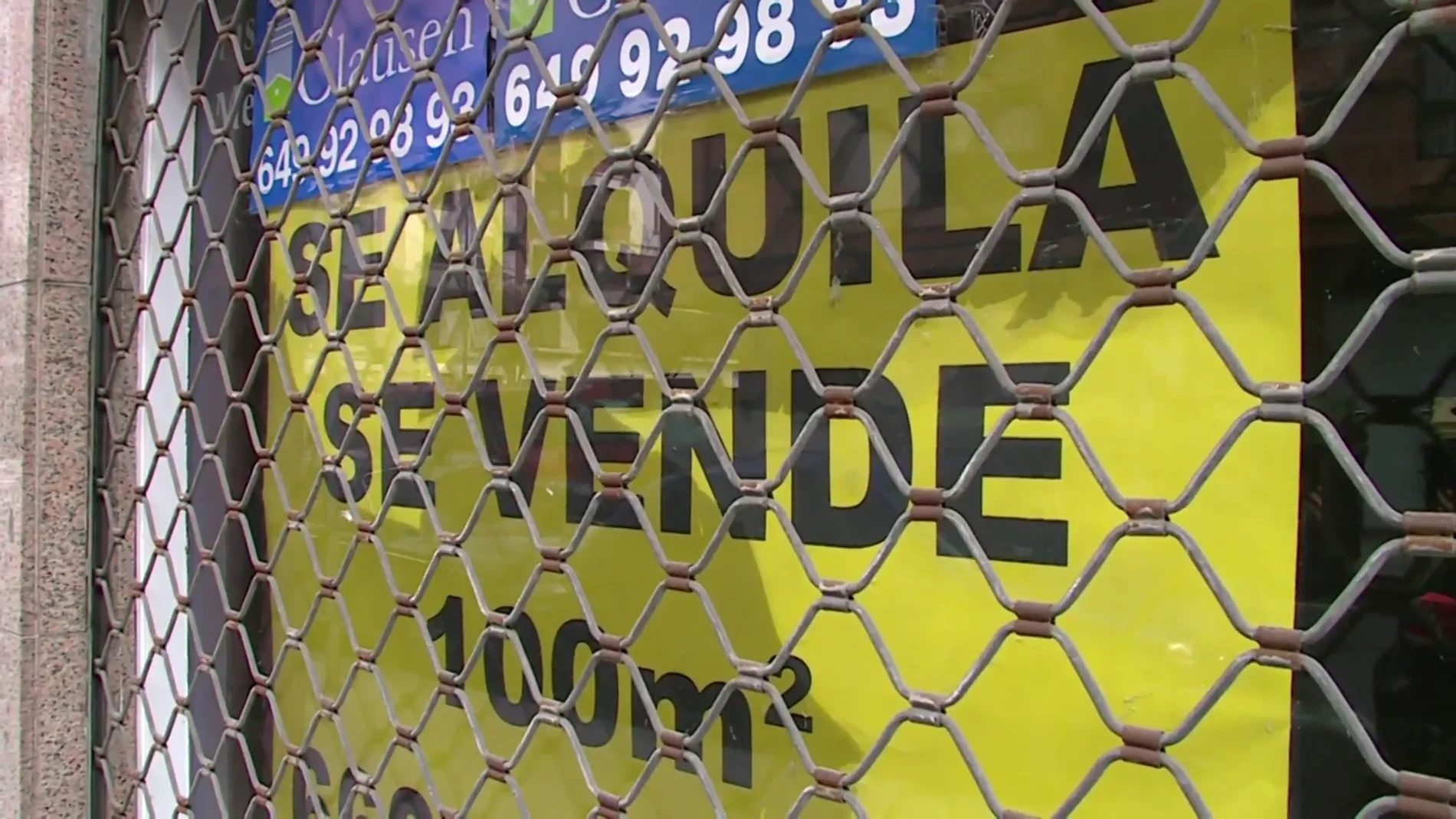 Cartel de 'se alquila' y 'se vende' en el escaparate de un negocio Cartel de 'se alquila' y 'se vende' en el escaparate de un negocio