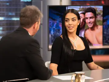 Georgina Rodríguez confiesa cómo se enamoró de Cristiano Ronaldo: “Era tan guapo que hasta me daba vergüenza mirarle” Georgina Rodríguez confiesa cómo se enamoró de Cristiano Ronaldo: “Era tan guapo que hasta me daba vergüenza mirarle”