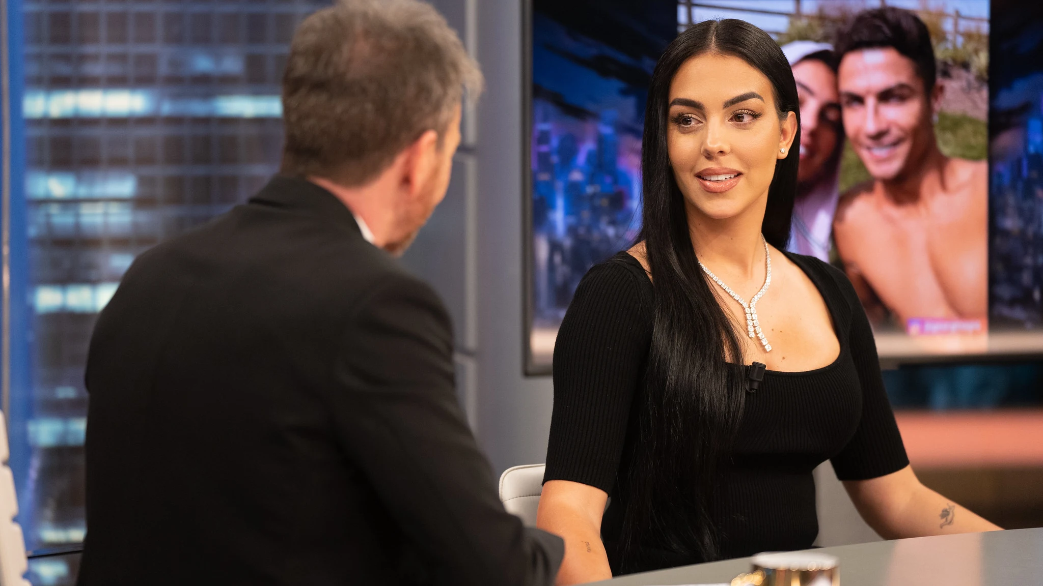 Georgina Rodríguez confiesa cómo se enamoró de Cristiano Ronaldo: “Era tan guapo que hasta me daba vergüenza mirarle” Georgina Rodríguez confiesa cómo se enamoró de Cristiano Ronaldo: “Era tan guapo que hasta me daba vergüenza mirarle”