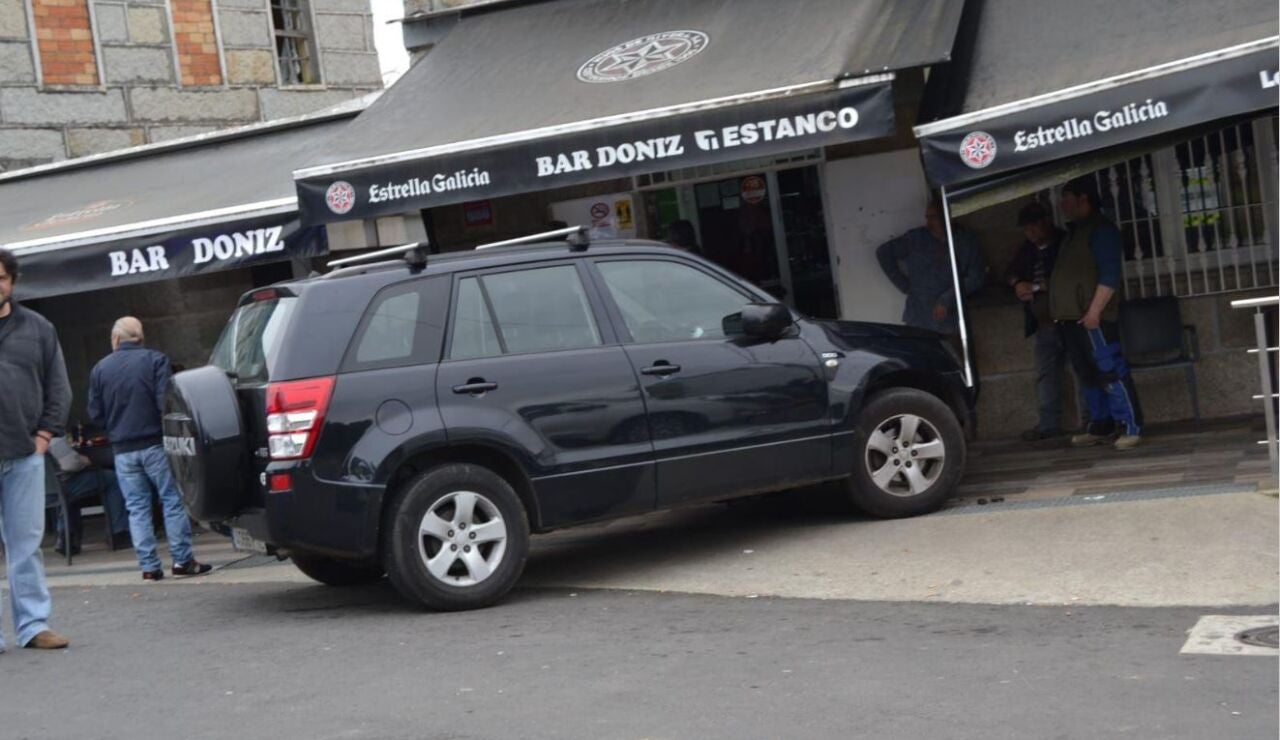 El coche atravesado en la terraza