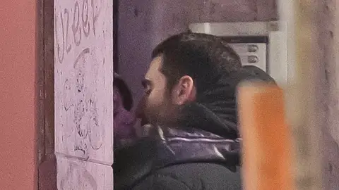 Miguel Ángel Silvestre besando a una misteriosa chica Miguel Ángel Silvestre besando a una misteriosa chica