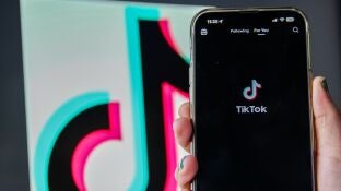M&oacute;vil con la red social TikTok