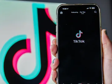 Móvil con la red social TikTok Móvil con la red social TikTok
