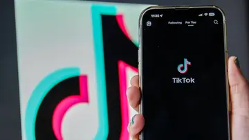 Móvil con la red social TikTok Móvil con la red social TikTok