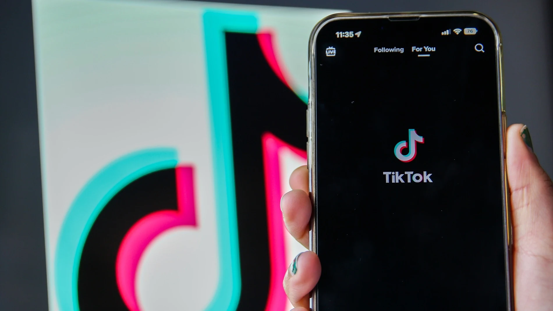 Móvil con la red social TikTok Móvil con la red social TikTok