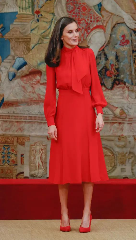 La reina Letizia, con un vestido rojo de gasa