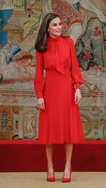 La reina Letizia, con un vestido rojo de gasa La reina Letizia, con un vestido rojo de gasa