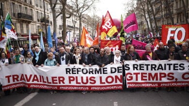 Jueves negro en Francia tras 9 días de protestas: 123 policías heridos, detenciones y aeropuertos bloqueados