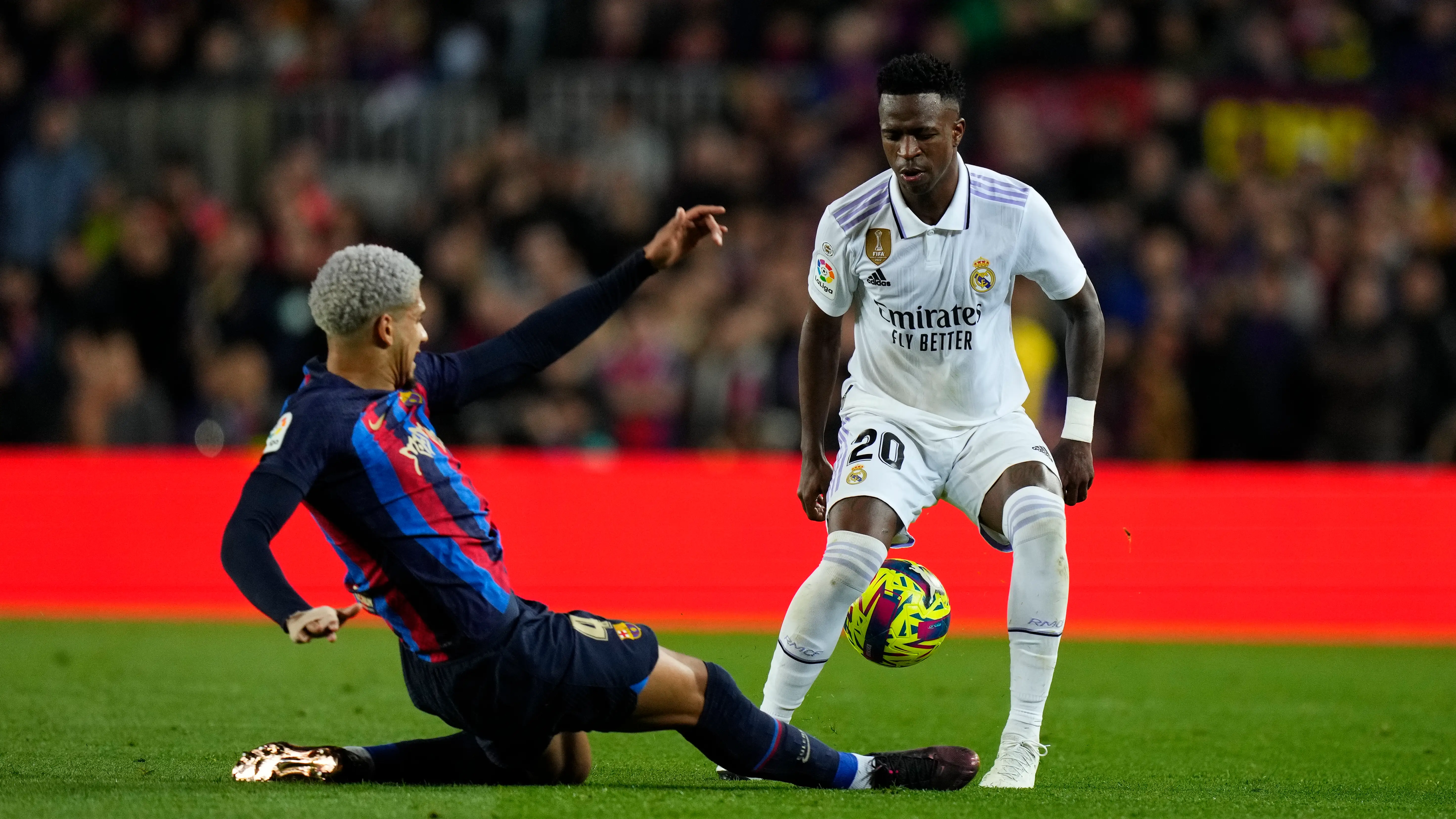 Vinicius y Araujo, en una jugada en el Clásico disputado en el Camp Nou Vinicius y Araujo, en una jugada en el Clásico disputado en el Camp Nou