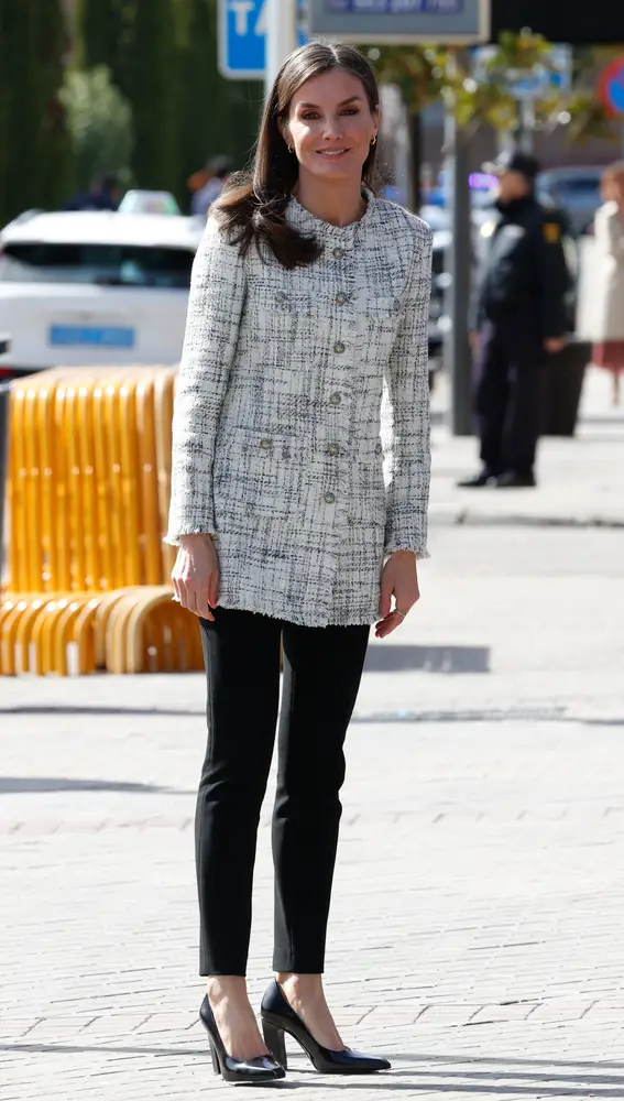 La reina Letizia con una chaqueta larga de tweed 