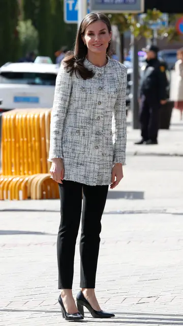 La reina Letizia con una chaqueta larga de tweed La reina Letizia con una chaqueta larga de tweed