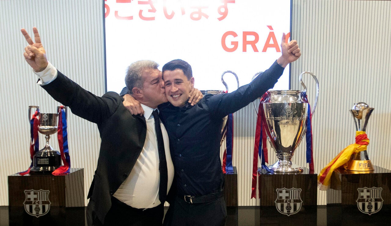 Laporta besa a Bojan en su adiós al fútbol profesional