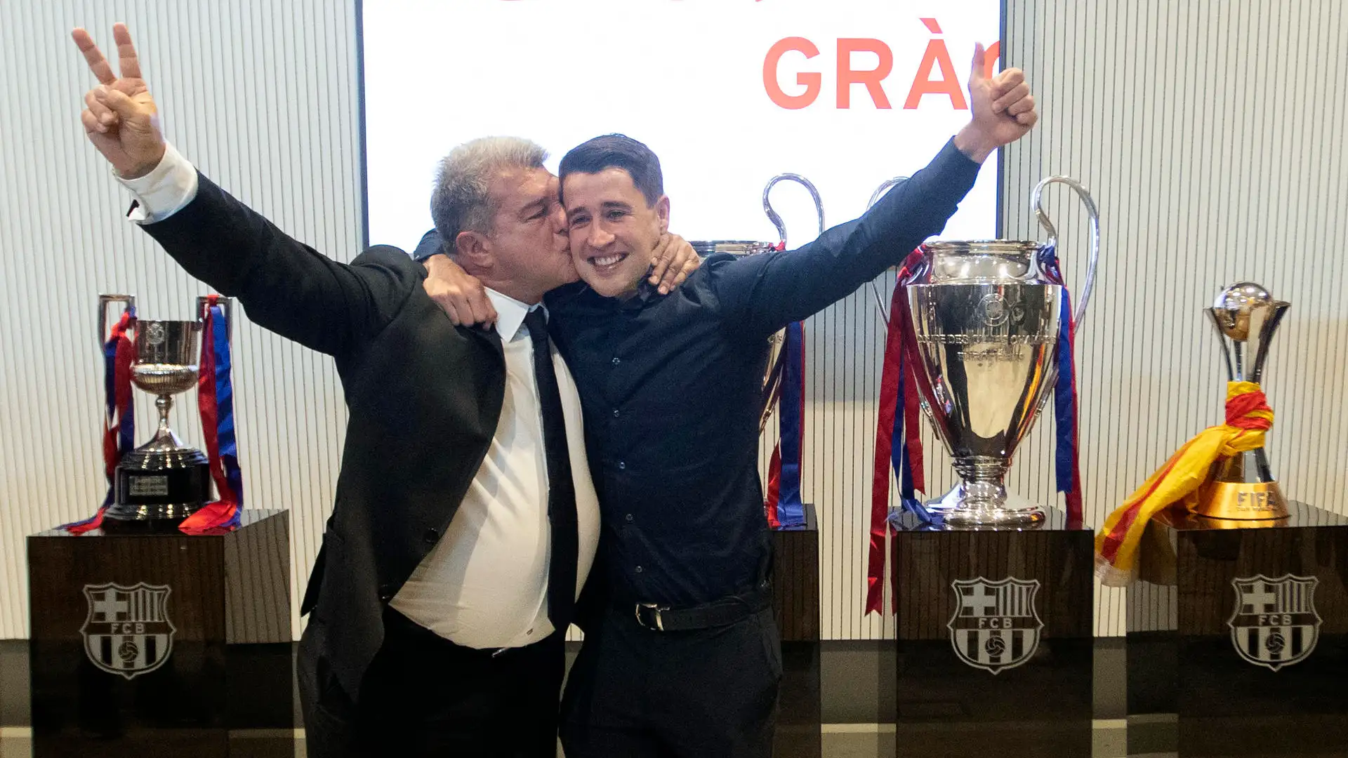 Laporta besa a Bojan en su adiós al fútbol profesional Laporta besa a Bojan en su adiós al fútbol profesional