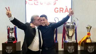 Laporta besa a Bojan en su adiós al fútbol profesional