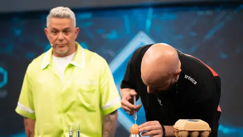 ¡Tienen poros! Gálvez demuestra a Alejandro Sanz que los huevos también sudan con un sencillo paso ¡Tienen poros! Gálvez demuestra a Alejandro Sanz que los huevos también sudan con un sencillo paso