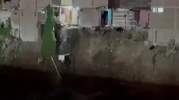 Un policía es arrollado por un congelador en Perú Un policía es arrollado por un congelador en Perú