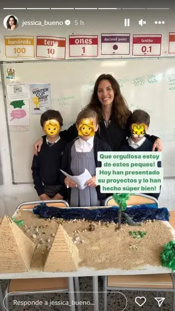 Jessica con su hijo en el colegio Jessica con su hijo en el colegio