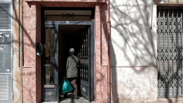 Imagen del portal en el que, presuntamente, un hombre mat&oacute; a su madre