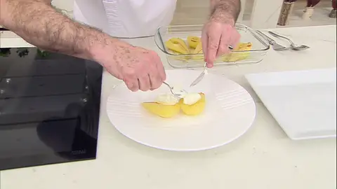 Rellena el centro de cada una con una cucharadita de queso Rellena el centro de cada una con una cucharadita de queso