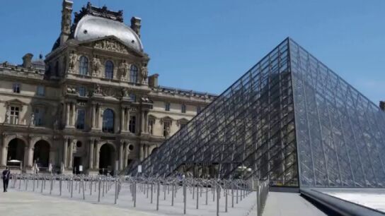 Efem&eacute;rides de hoy 29 de marzo de 2023: Inauguraci&oacute;n de la Pir&aacute;mide del Louvre