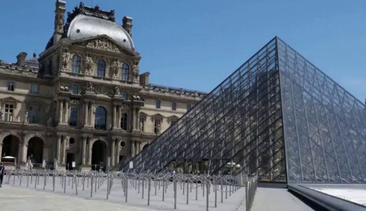Efemérides de hoy 29 de marzo de 2023: Inauguración de la Pirámide del Louvre