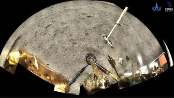 La bandera china desplegada en la superficie lunar por la misión Chang 'e 5 La bandera china desplegada en la superficie lunar por la misión Chang 'e 5