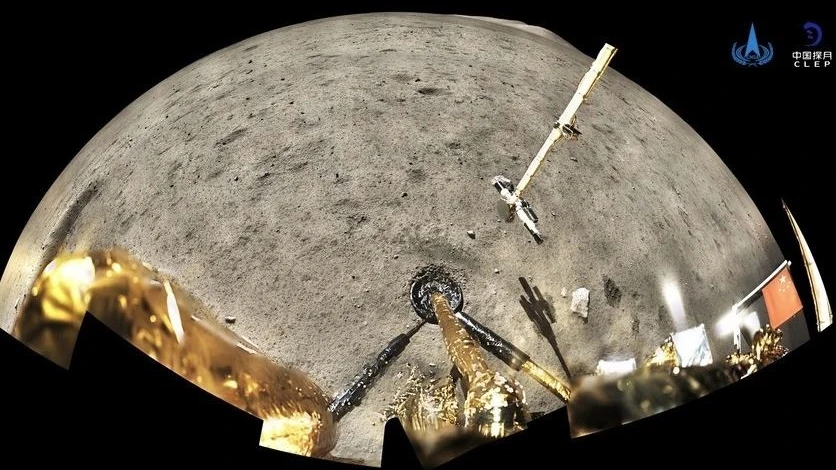 La bandera china desplegada en la superficie lunar por la misi&oacute;n Chang 'e 5