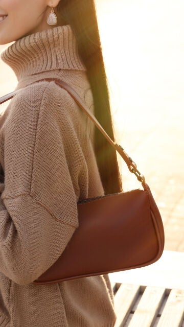 Bolso de hombro marrón
