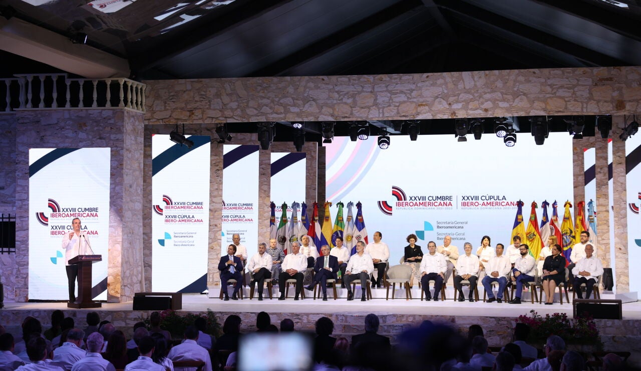 El presidente de República Dominicana, Luis Abinader (i), habla durante la ceremonia de inauguración de la XXVIII Cumbre Iberoamericana, hoy, en Santo Domingo (República Dominicana). 