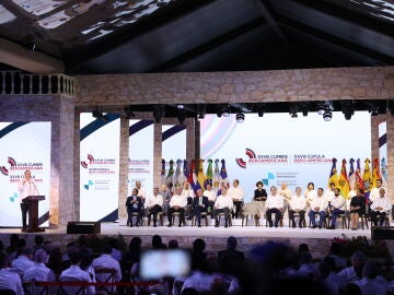 El presidente de República Dominicana, Luis Abinader (i), habla durante la ceremonia de inauguración de la XXVIII Cumbre Iberoamericana, hoy, en Santo Domingo (República Dominicana). 