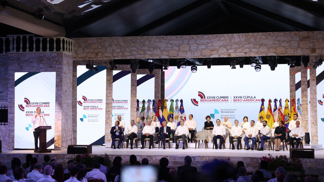 Felipe VI llama a la unidad iberoamericana por la democracia en la