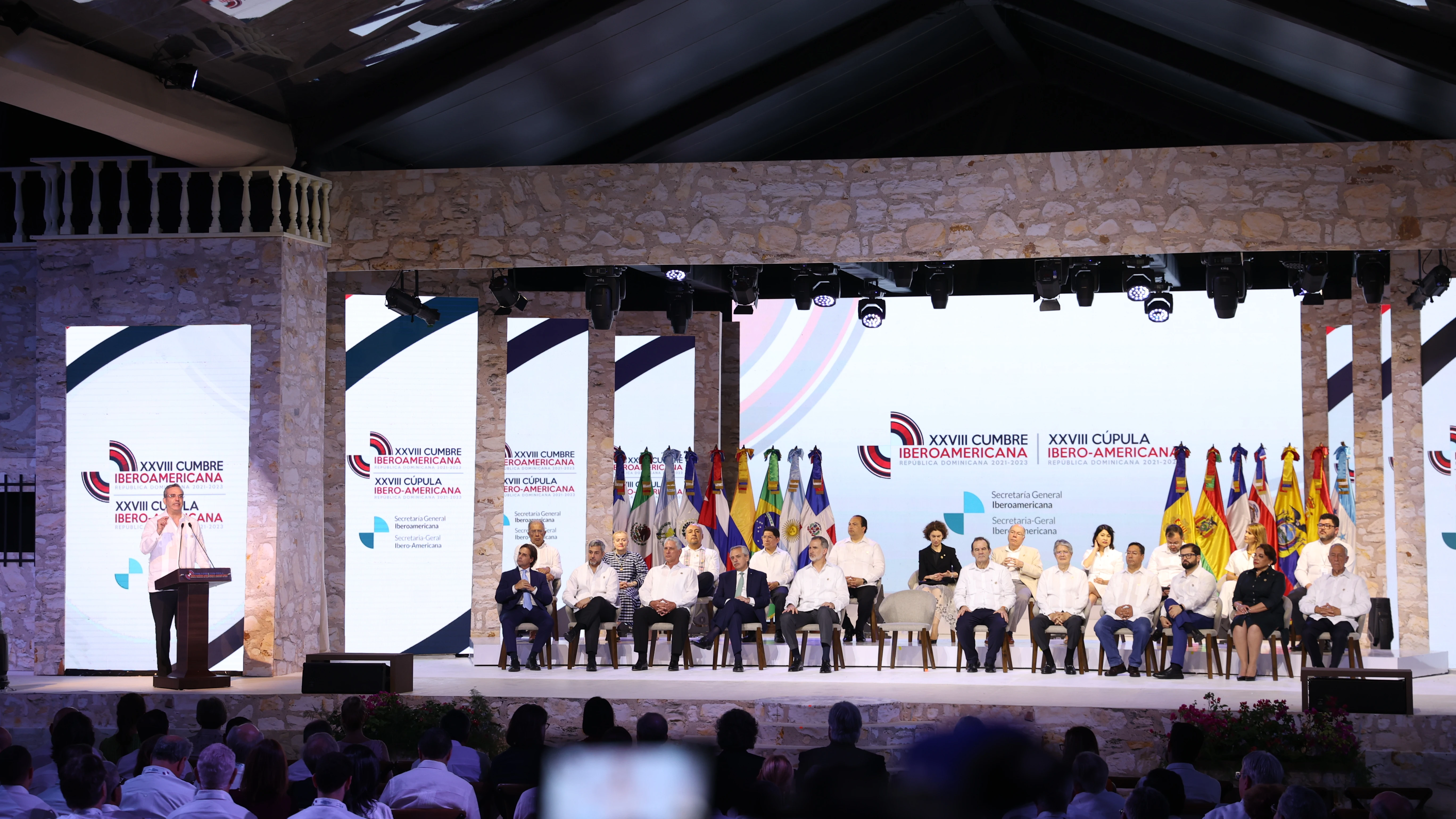 El presidente de República Dominicana, Luis Abinader (i), habla durante la ceremonia de inauguración de la XXVIII Cumbre Iberoamericana, hoy, en Santo Domingo (República Dominicana). El presidente de República Dominicana, Luis Abinader (i), habla durante la ceremonia de inauguración de la XXVIII Cumbre Iberoamericana, hoy, en Santo Domingo (República Dominicana).