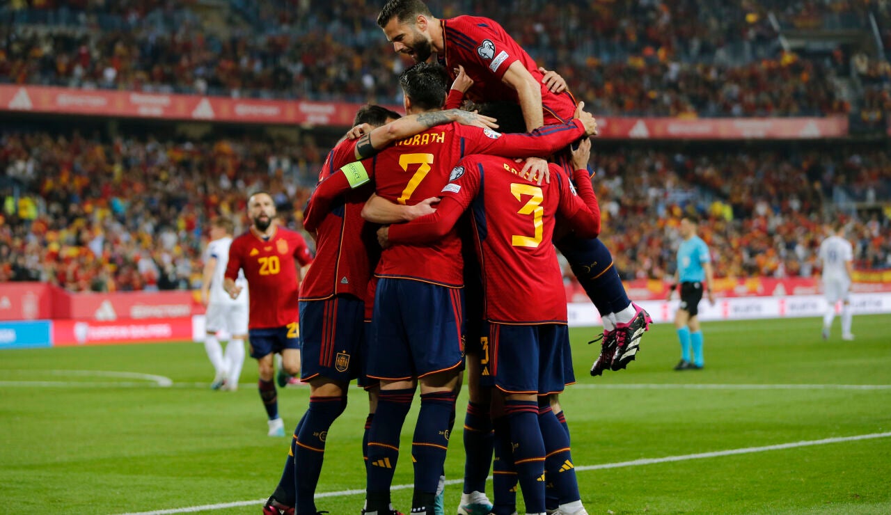 Los jugadores españoles celebran el gol de Dani Olmo ante Noruega