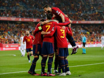 Los jugadores españoles celebran el gol de Dani Olmo ante Noruega